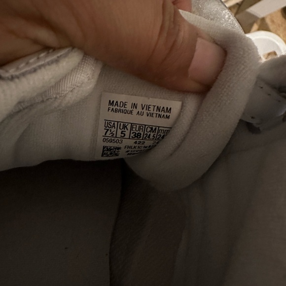 Selling Reebok tennis shoes I bought for myself but we’re not the right size - Picture 7 of 7